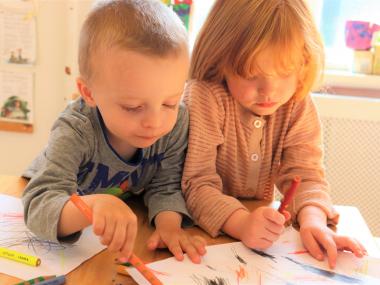 Børn sidder fælles og tegner
